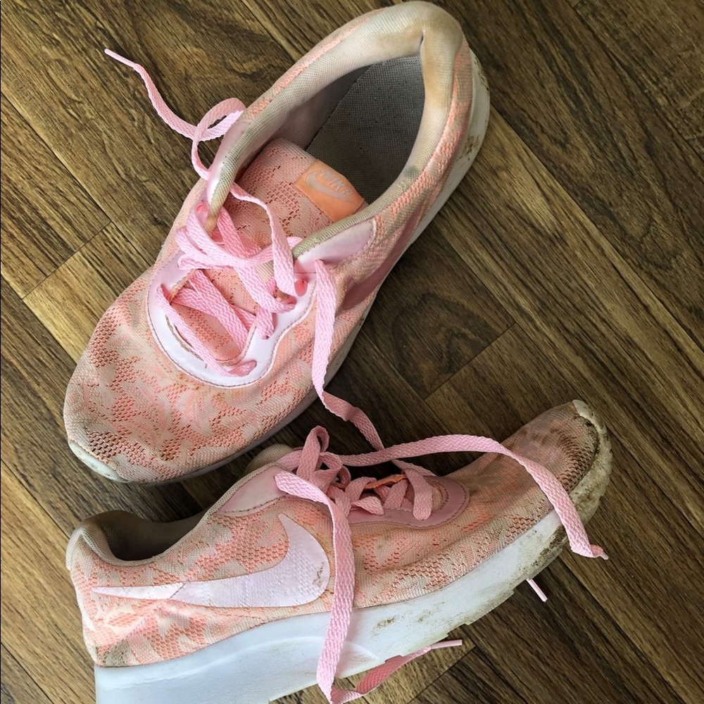 Size 9 Nike shoes